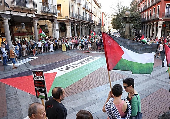 Imágenes de la cacelorada protesta celebrada este jueves en la plaza Fuente Dorada contra la guerra en Gaza