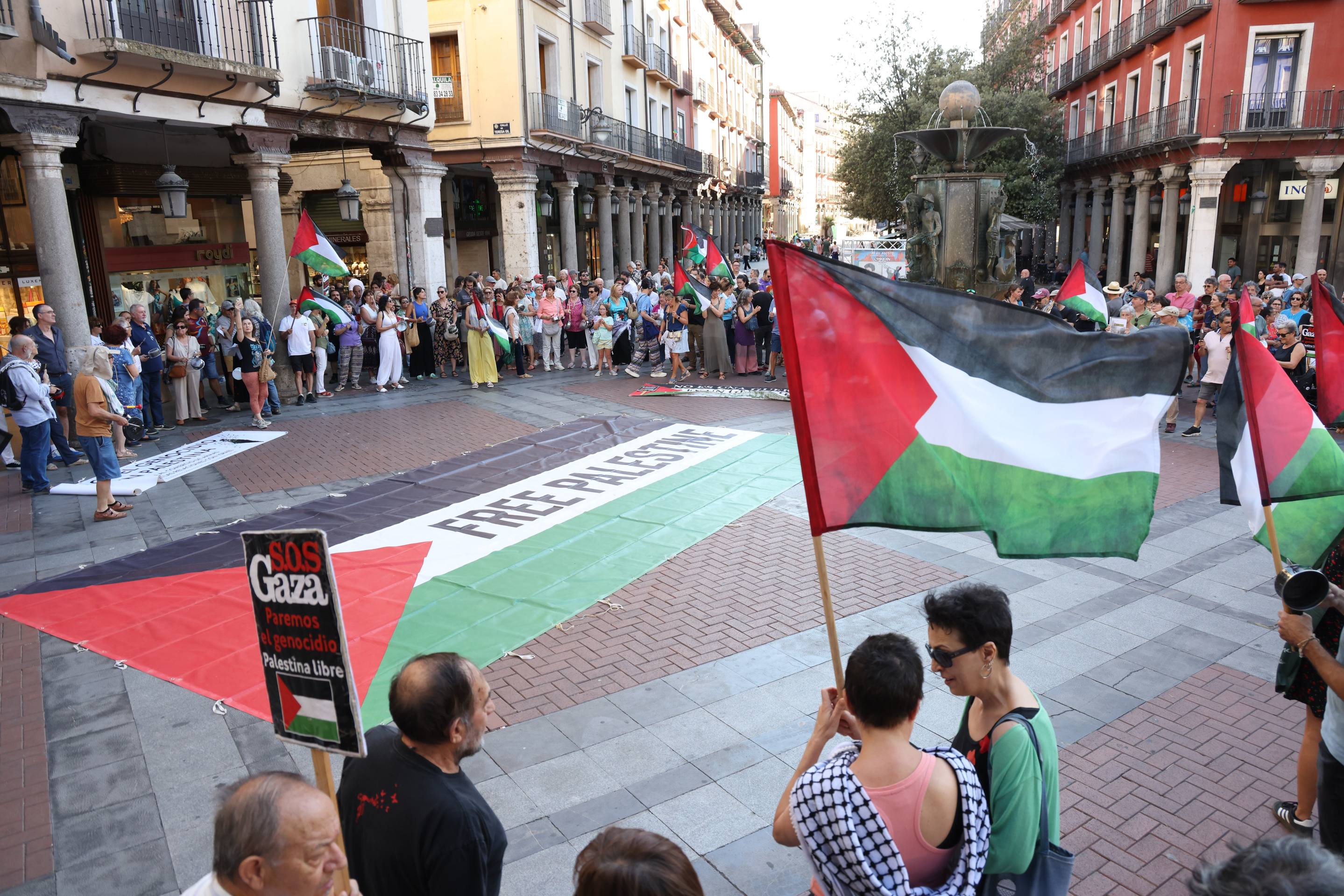 Cacelorada protesta en Fuente Dorada contra la guerra en Gaza