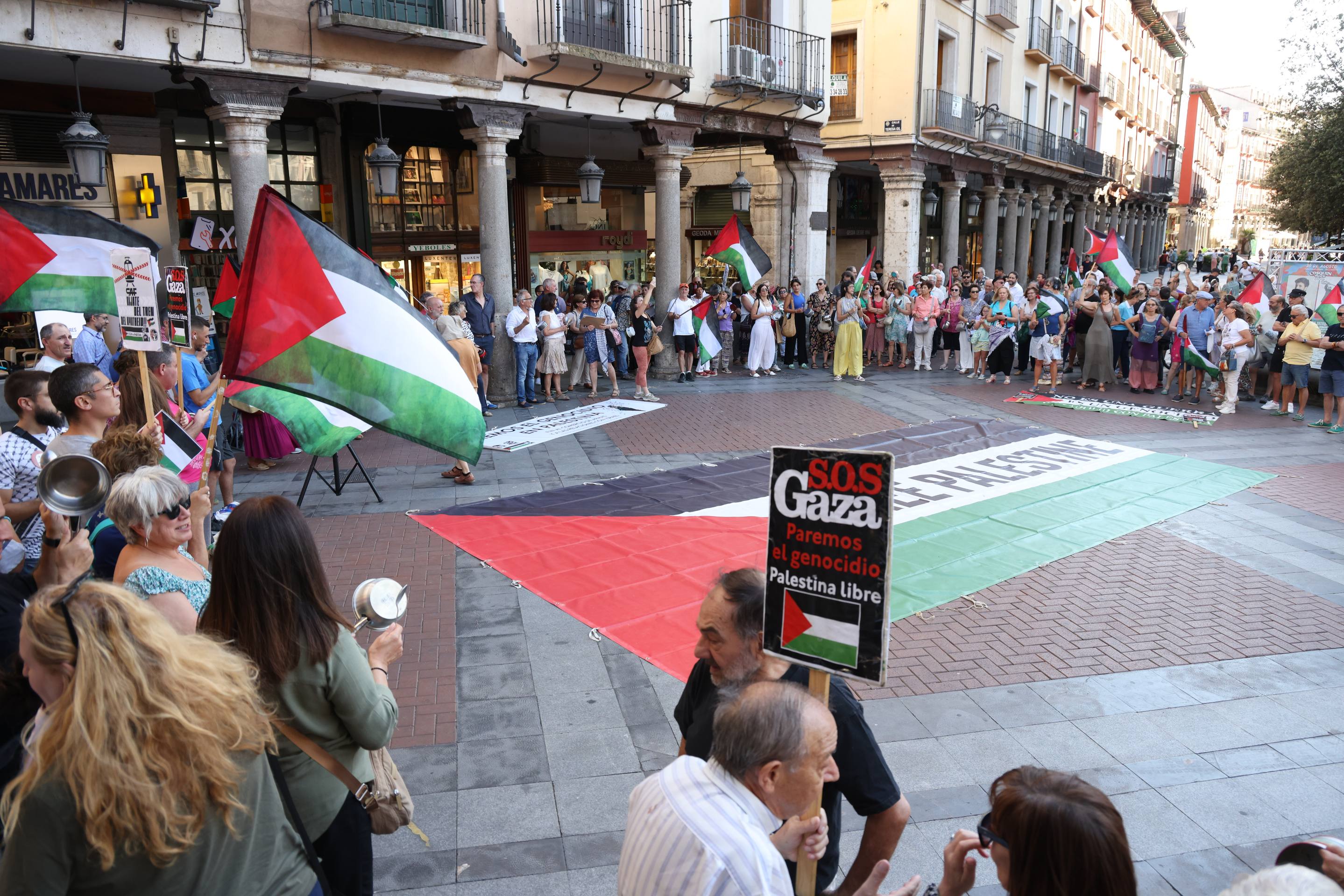 Cacelorada protesta en Fuente Dorada contra la guerra en Gaza