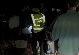 La Guardia Civil acompaña a los pasajeros, con sus pertenencias a cuestas, por las vías del tren hasta la estación de Cabañas de Aliste
