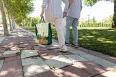 Dos vecinos de Santa Ana vuelven a casa esquivando los adoquines levantados de la calle Barcelona.