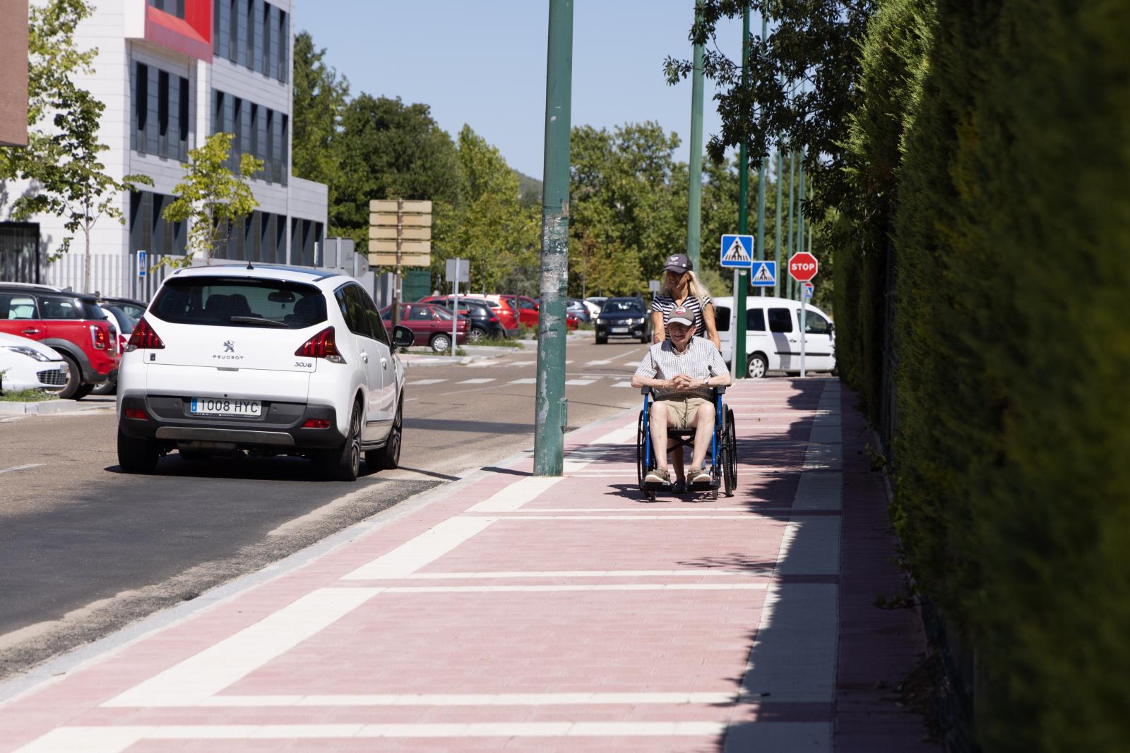 La reurbanización de la calle Londres facilita el tránsito de los residentes.