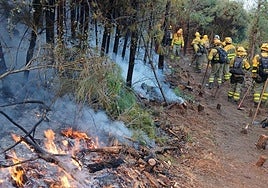 Operativo desplegado a última hora de la tarde del martes en el Valle del Tiétar para sofocar el incendio.