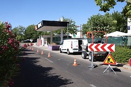 Corte de la vía de servicio que conduce a Vallsur por el desmontaje de la gasolinera.