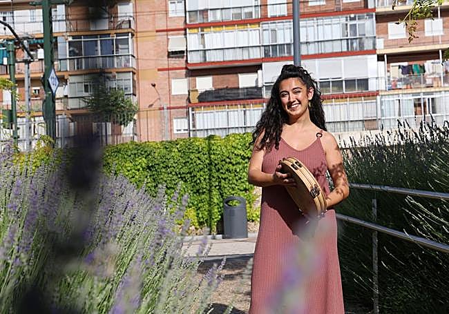 Lucía López-Enrique tocando la pandereta en la plaza de su barrio, La Pilarica de Valladolid.