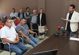 El ya exalcalde de Melgar de Yuso, Eduardo Tejido, de pie, y Óscar Serna, nuevo regidor, sentado el primero por la izquierda.