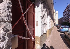 Puerta precintada del número 7 de la calle San José por el incendio en la cubierta del edificio.
