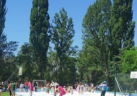 Fiesta de la espuma en las fiestas de Sanchonuño