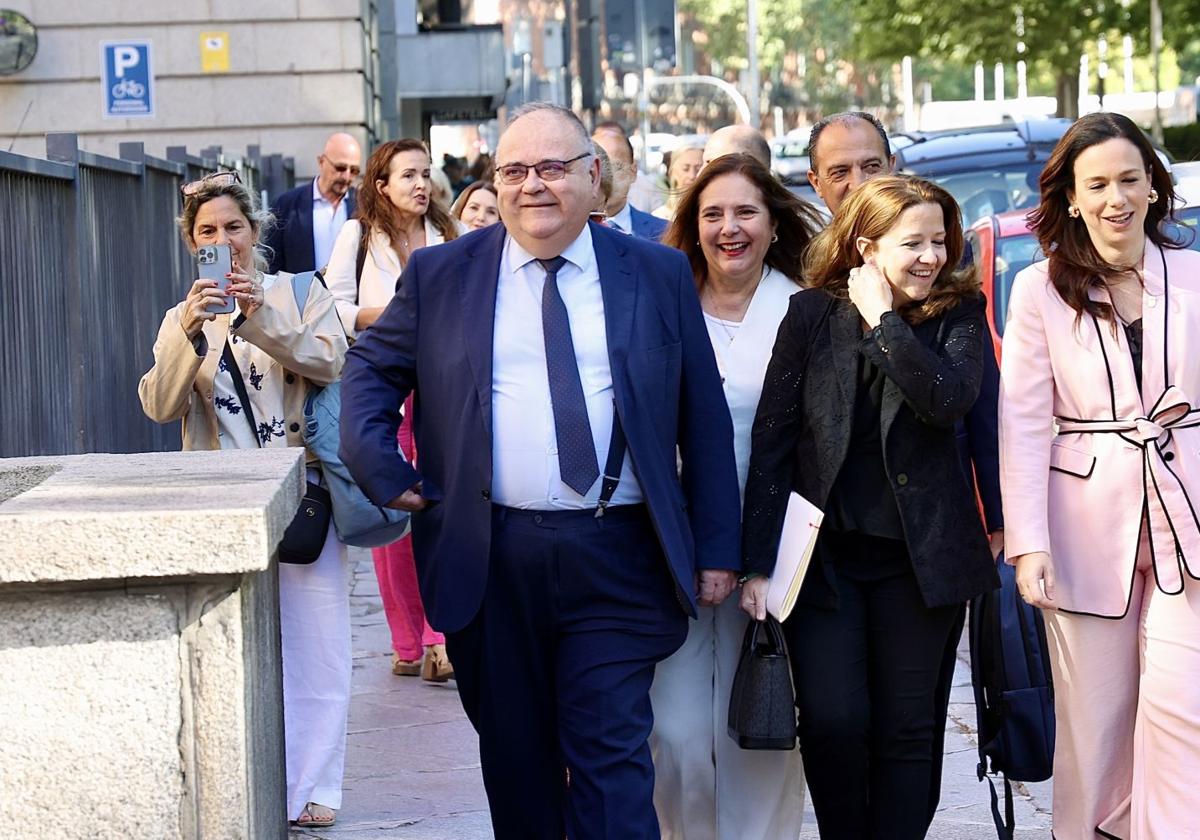 El consejero de Sanidad, Alejandro Vázquez, a su llegada a la reunión.