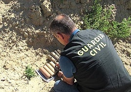 Un agente examina los explosivos localizados en Pollos.