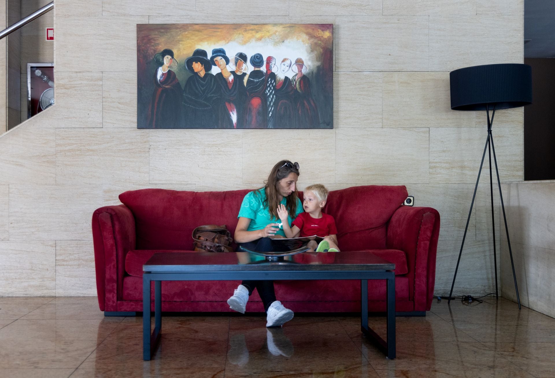 Nuria y su hijo Javier, vecinos del 2D de Goya, son realojados en un hotel, 4 de agosto.