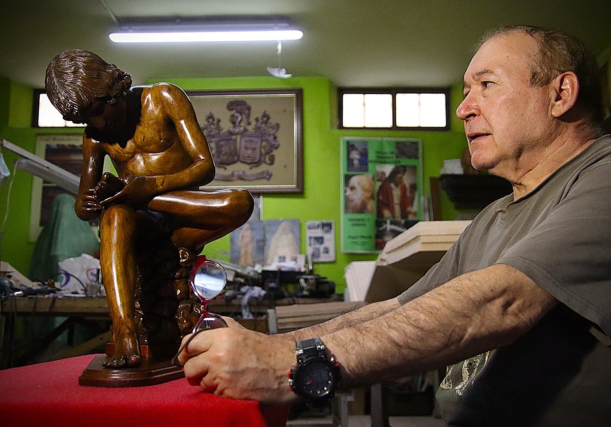 El riosecano Ángel Martín observa su escultura del Niño de la espina