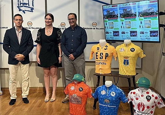 De izquierda a derecha: Javier Bernabé (concejal de Festejos y Deportes de Peñafiel), Yolanda Burgoa (diputada de Educación y Cultura de la Diputación de Valladolid) y Luis Nieto, del Club Deportivo Pucela.