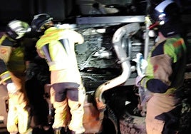 Intervención de los Bomberos de la Diputación de Zaragoza durante el accidente mortal, esta pasada madrugada.