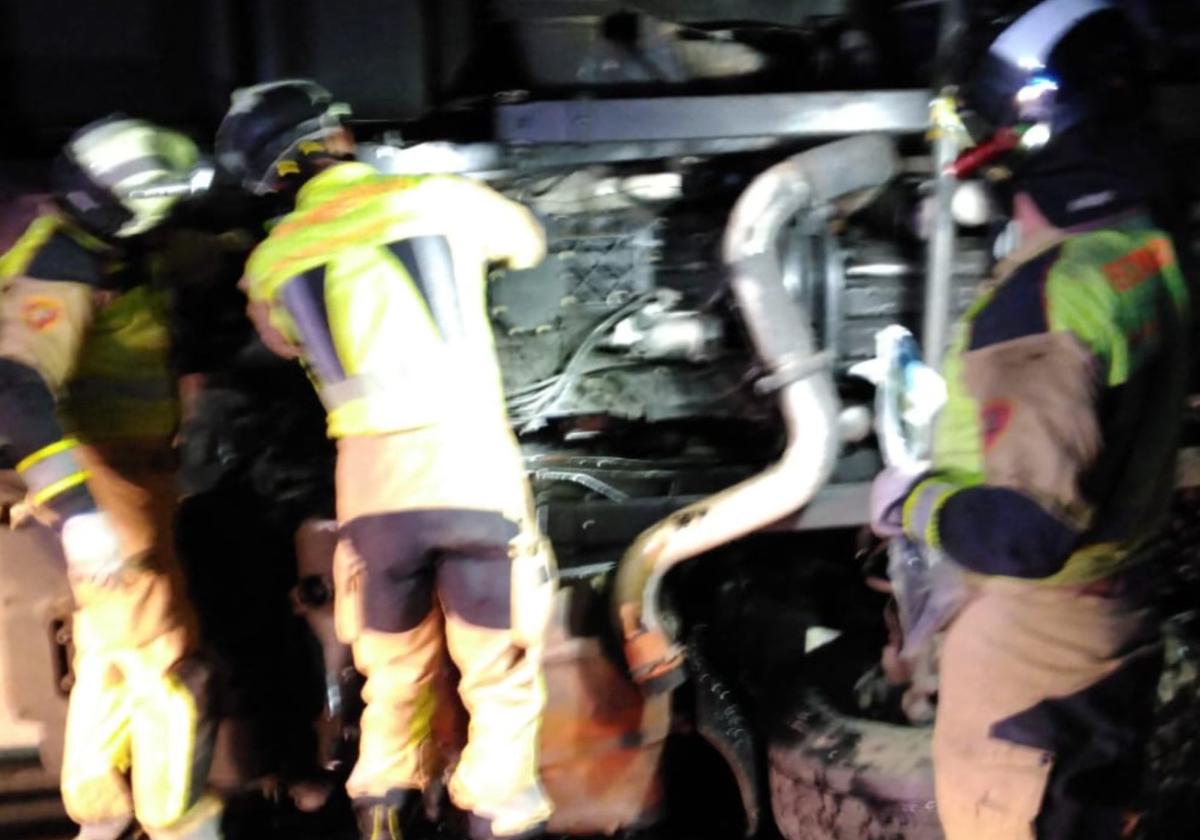 Intervención de los Bomberos de la Diputación de Zaragoza durante el accidente mortal, esta pasada madrugada.