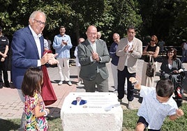 José Luis López Cerrón (izquierda), con sus nietos y ante el alcalde, descubre la placa en su honor colocada junto al carril bici de Las Eras.