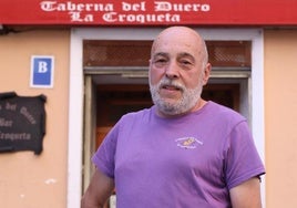 Emiliano García, dueño de la Taberna del Duero 'La Croqueta', junto a la fachada del bar.