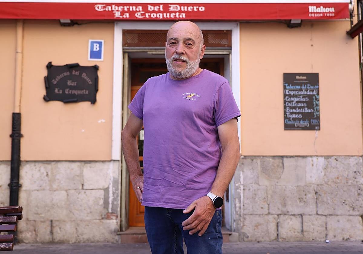 Emiliano García, dueño de la Taberna del Duero 'La Croqueta', junto a la fachada del bar.