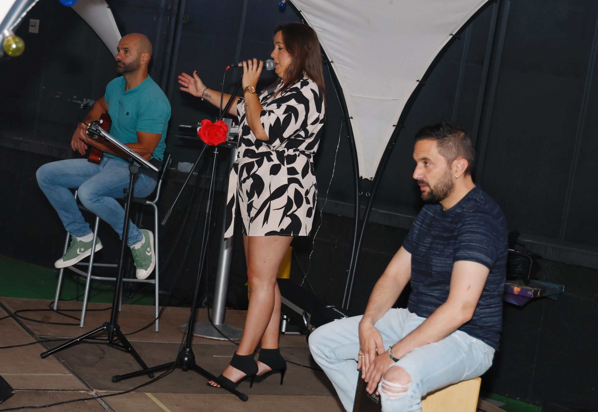 La música y el humor conjugan al aire libre en OMY