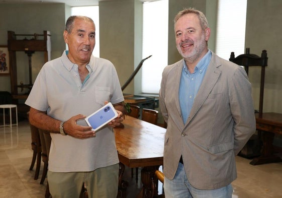 Vicente Rodríguez, ganador de un iPhone 16, posa junto Ángel Ortiz, director de El Norte de Castilla, en la Hemeroteca del periódico