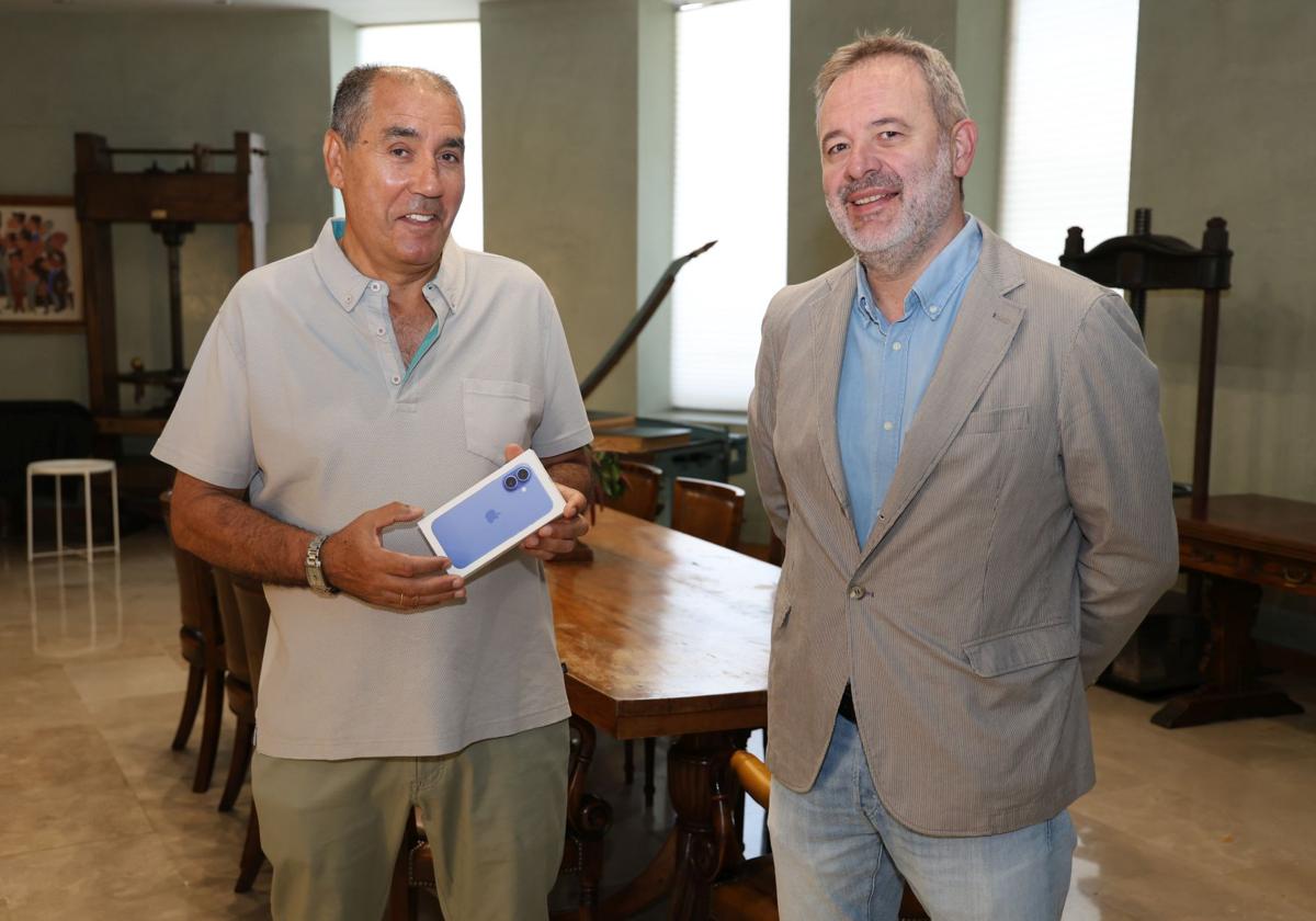 Vicente Rodríguez, ganador de un iPhone 16, posa junto Ángel Ortiz, director de El Norte de Castilla, en la Hemeroteca del periódico