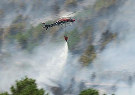 Un helicóptero durante las labores de extinción del incendio forestal de Cuevas del Valle, el miércoles.