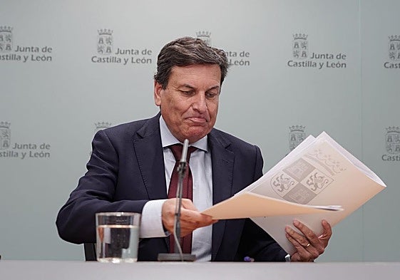 Carlos Fernández Carriedo ordena sus papeles antes de la celebración de la rueda de prensa.