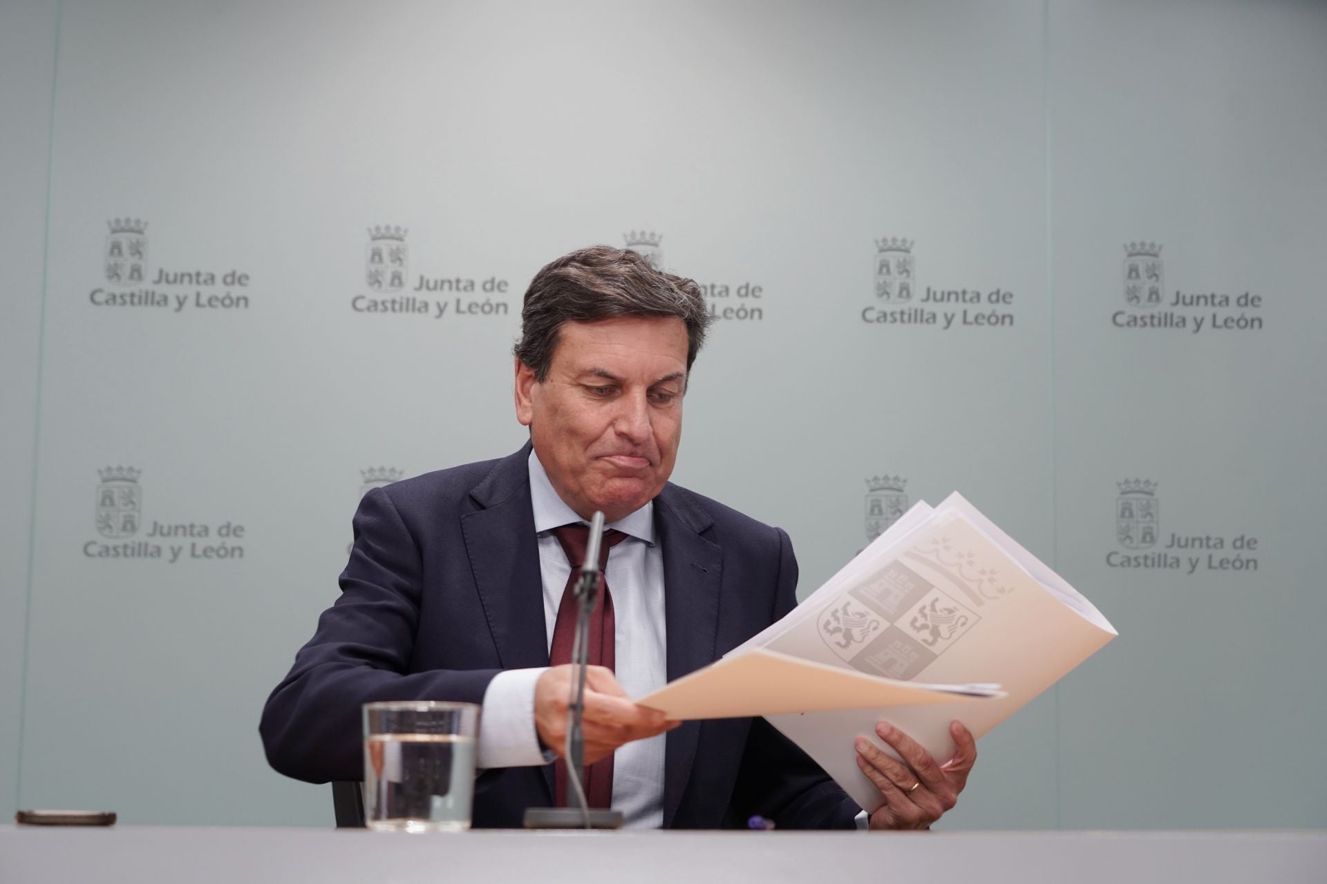 Carlos Fernández Carriedo ordena sus papeles antes de la celebración de la rueda de prensa.