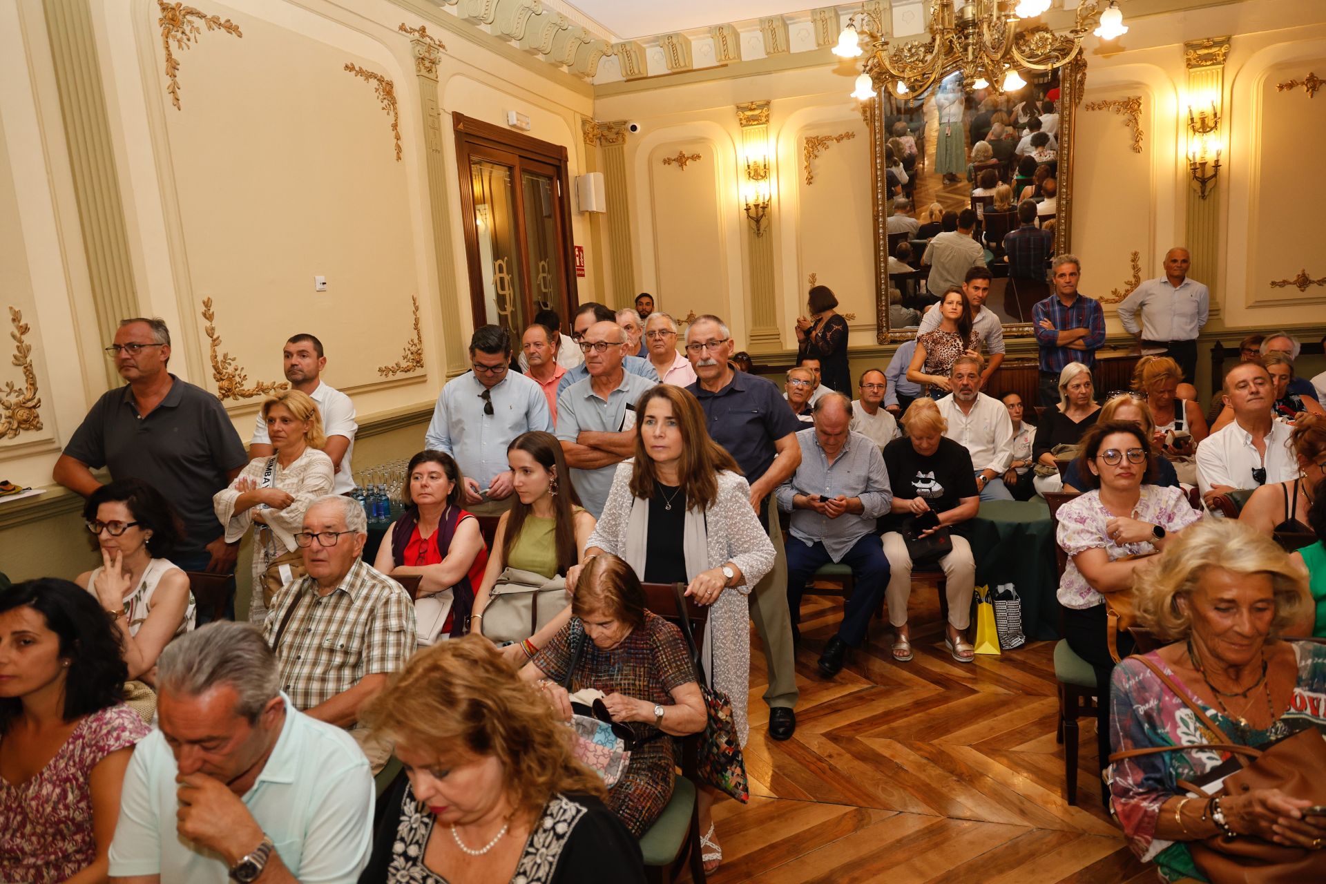 Palencia arropa a Luis Calderón en su estreno como escritor