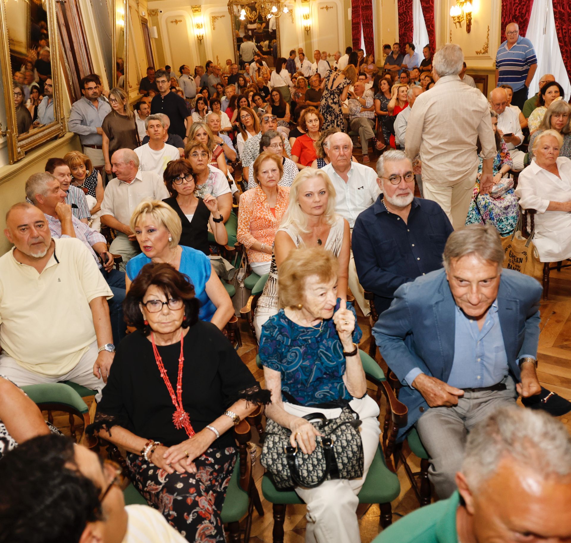 Palencia arropa a Luis Calderón en su estreno como escritor