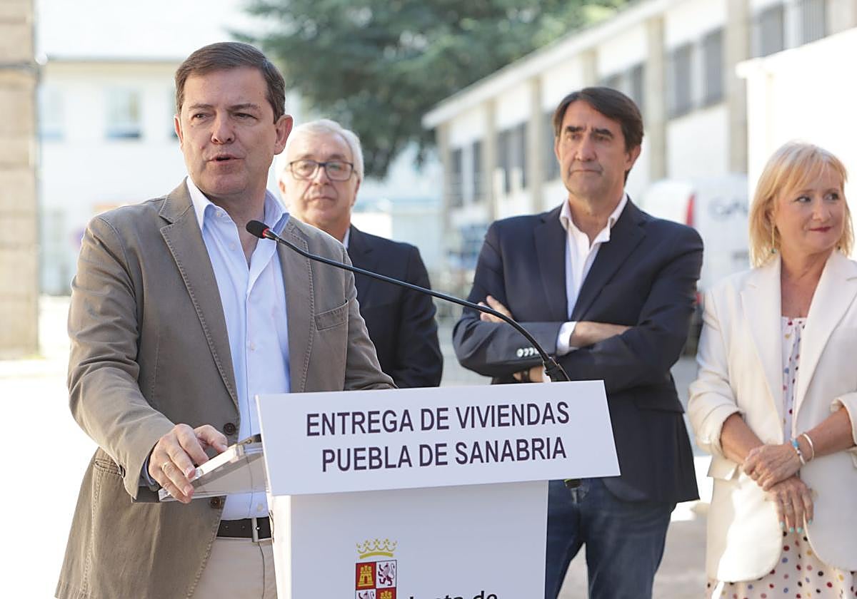 Alfonso Fernández Mañueco preside la entrega de unas viviendas de la Junta en Sanabria, Zamora.