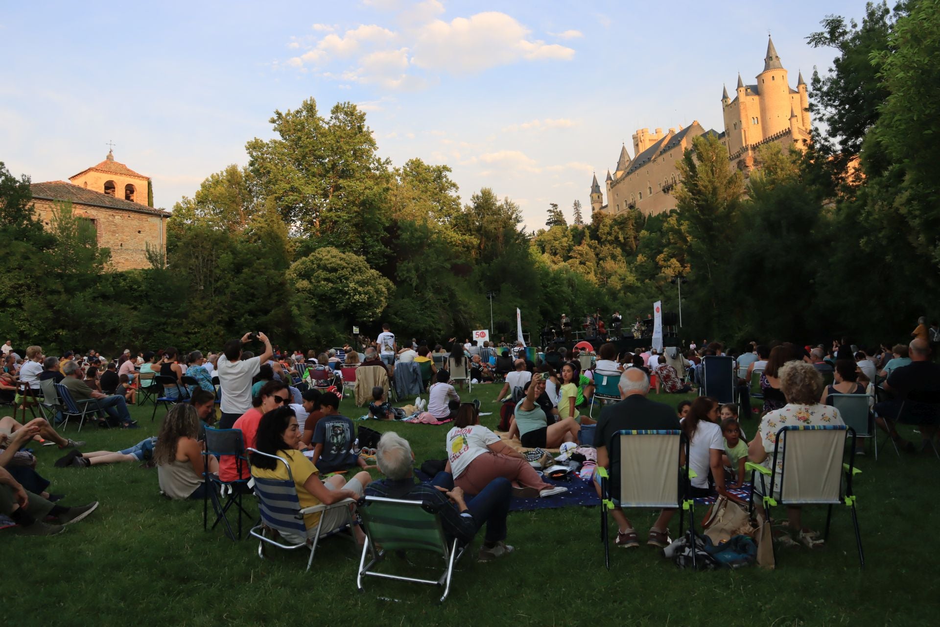 Decenas de personas en la pradera de San Marcos durante el primer concierto de Museg al Natural.