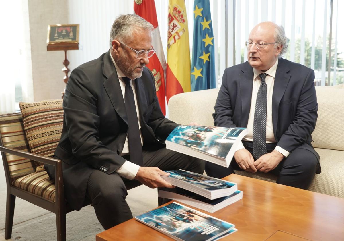 Carlos Pollán, con Enrique Cabero, del Consejo Económico y Social, una institución propia a la que se adeuda un trimestre.