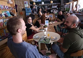 Encuentro del club de lectura en la librería Akelarre.