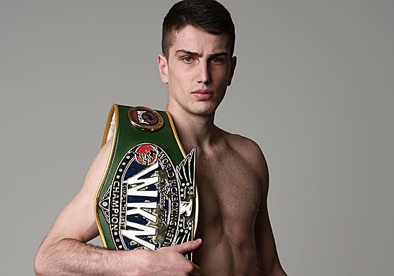 Rubén Rondón posa con el cinturón WKN (World Kickboxing Network) de la modalidad K1.