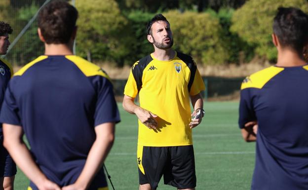 Álex Izquierdo, entrenador del Tordesillas, dando indicaciones en el primer entrenamiento.