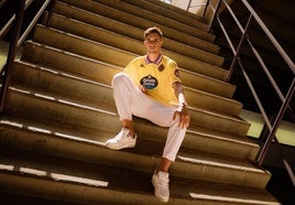 Mohamed Jaouab posa con la tercera camiseta en las escaleras del estadio Zorrilla.