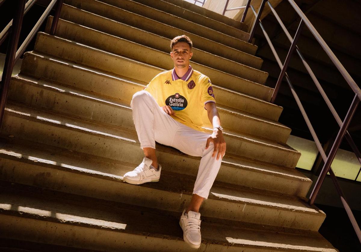 Mohamed Jaouab posa con la tercera camiseta en las escaleras del estadio Zorrilla.