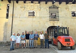 Ángel Miguel y Jorge Ibáñez, delante de la bolera municipal.