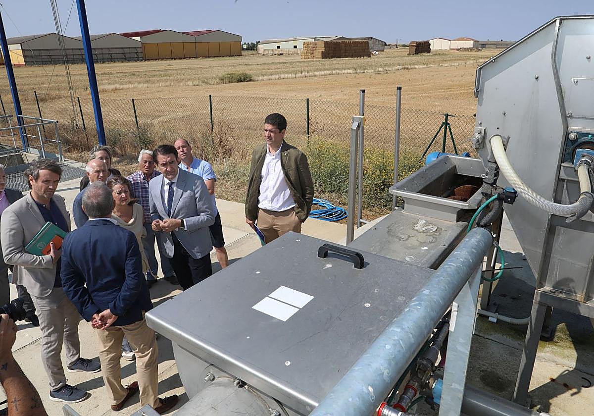 Juan Carlos Suárez-Quiñones y Rosa Aldea visitan la depuradora.