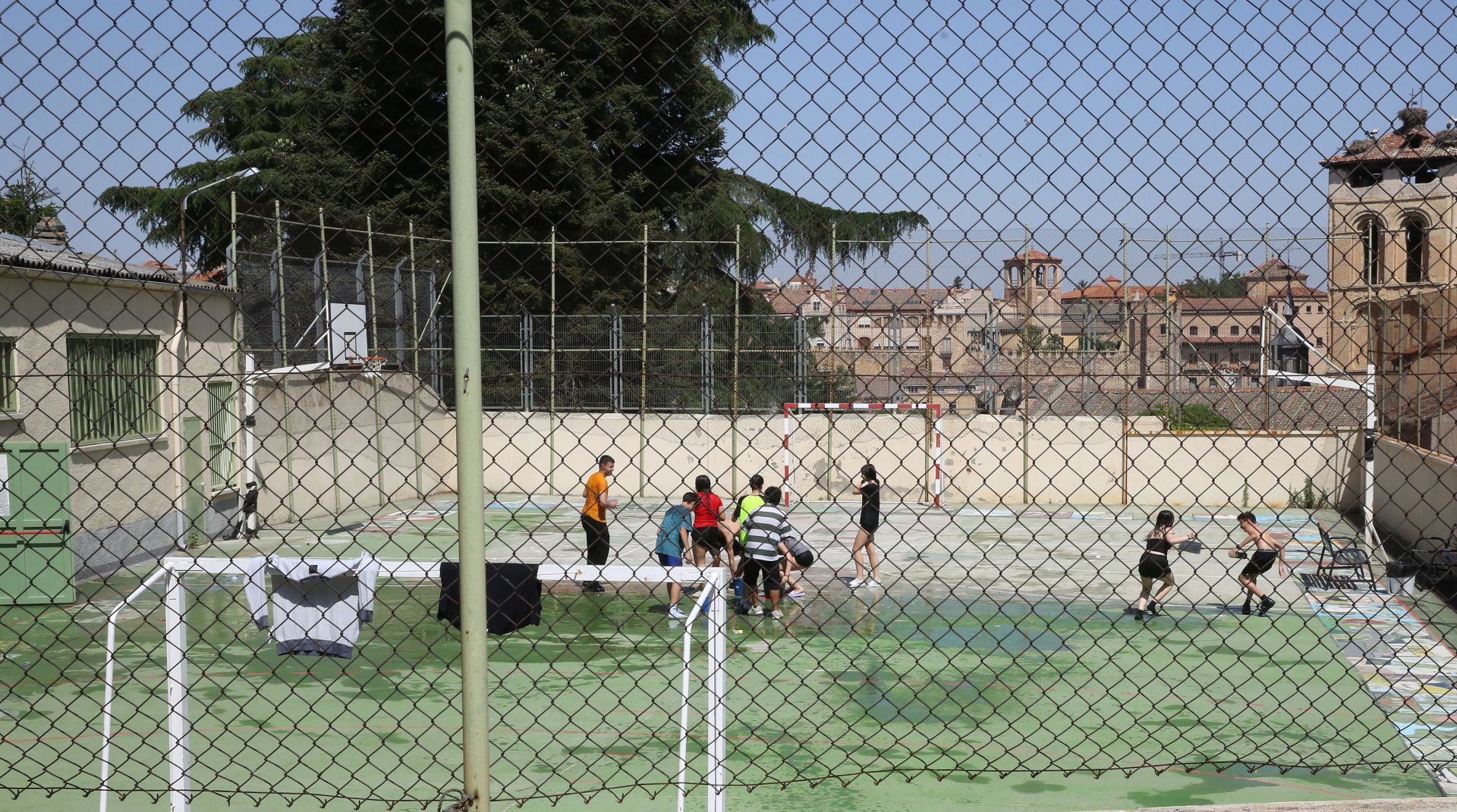 Patio del instituto Ezequiel González, en la capital segoviana, que este verano va a someterse a la renovación del acabado.