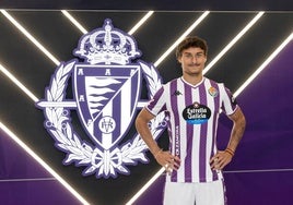 Guille Bueno posa con la blanquivioleta.