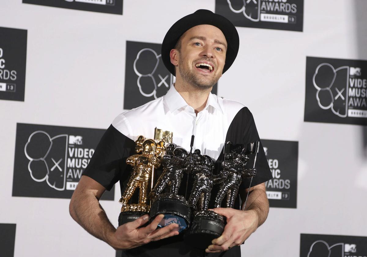 Justin Timberlake después de ser galardonado con varios premios.