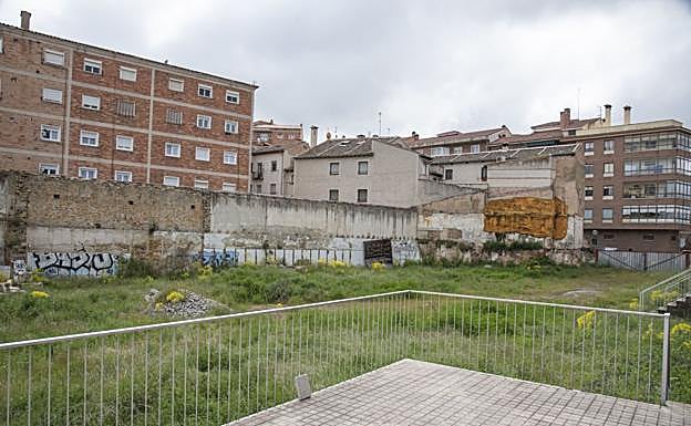 Solar en la trasera del campus de la UVA, donde se construirán unas instalaciones deportivas.