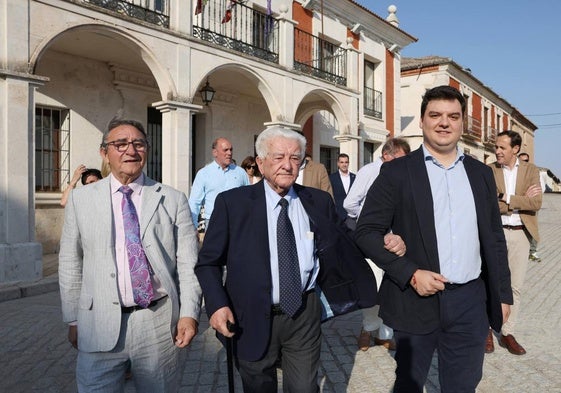 El actual alcalde de Villalar, Luis Alonso Laguna, junto a Félix Calvo y su nieto en el homenaje