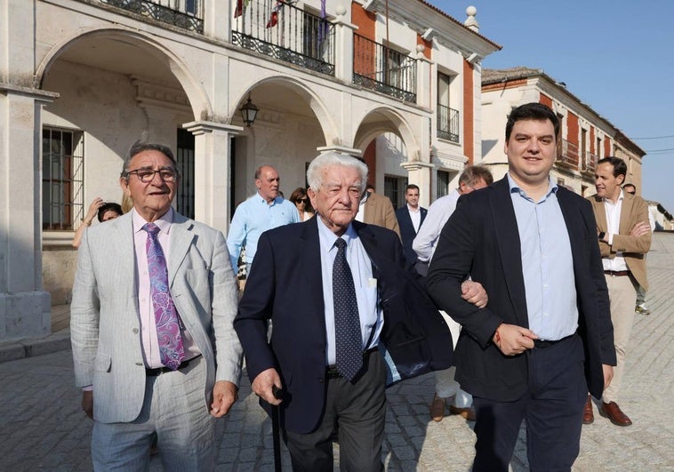El actual alcalde de Villalar, Luis Alonso Laguna, junto a Félix Calvo y su nieto en el homenaje