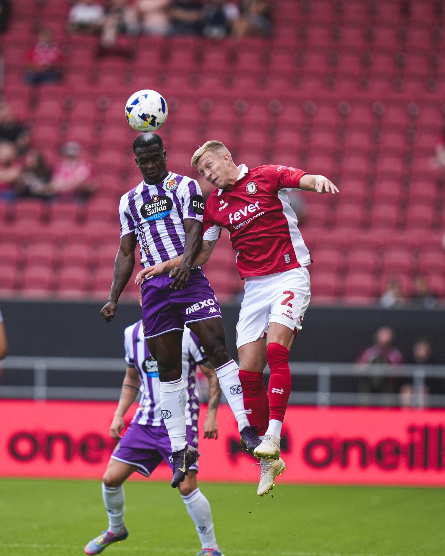 Alani en un choque ante un jugador del Bristol.