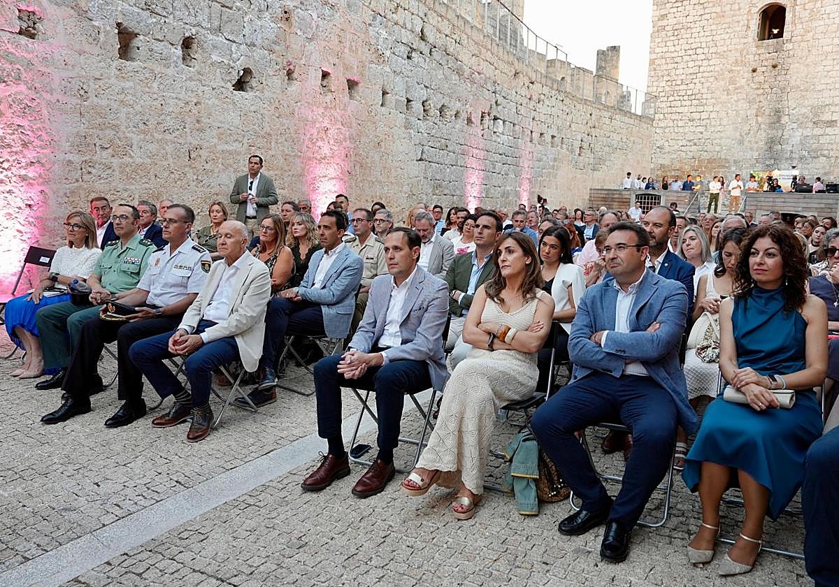 Autoridades e invitados durante la celebración del 25 aniversario, ayer en Peñafiel.