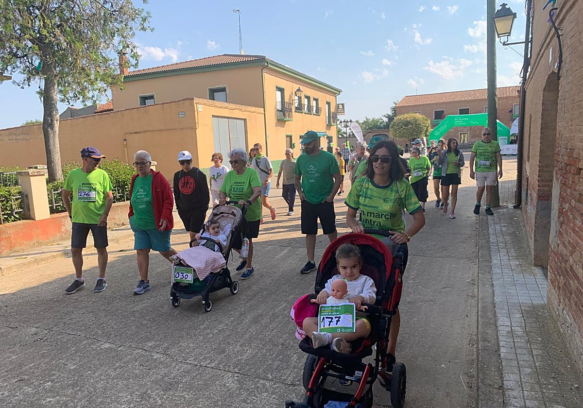 Participantes en la marcha contra el cáncer al inicio del recorrido