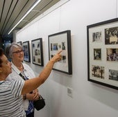 Rosa Calvo señala una de sus imágenes de la muestra del Archivo a Tere Gallego.